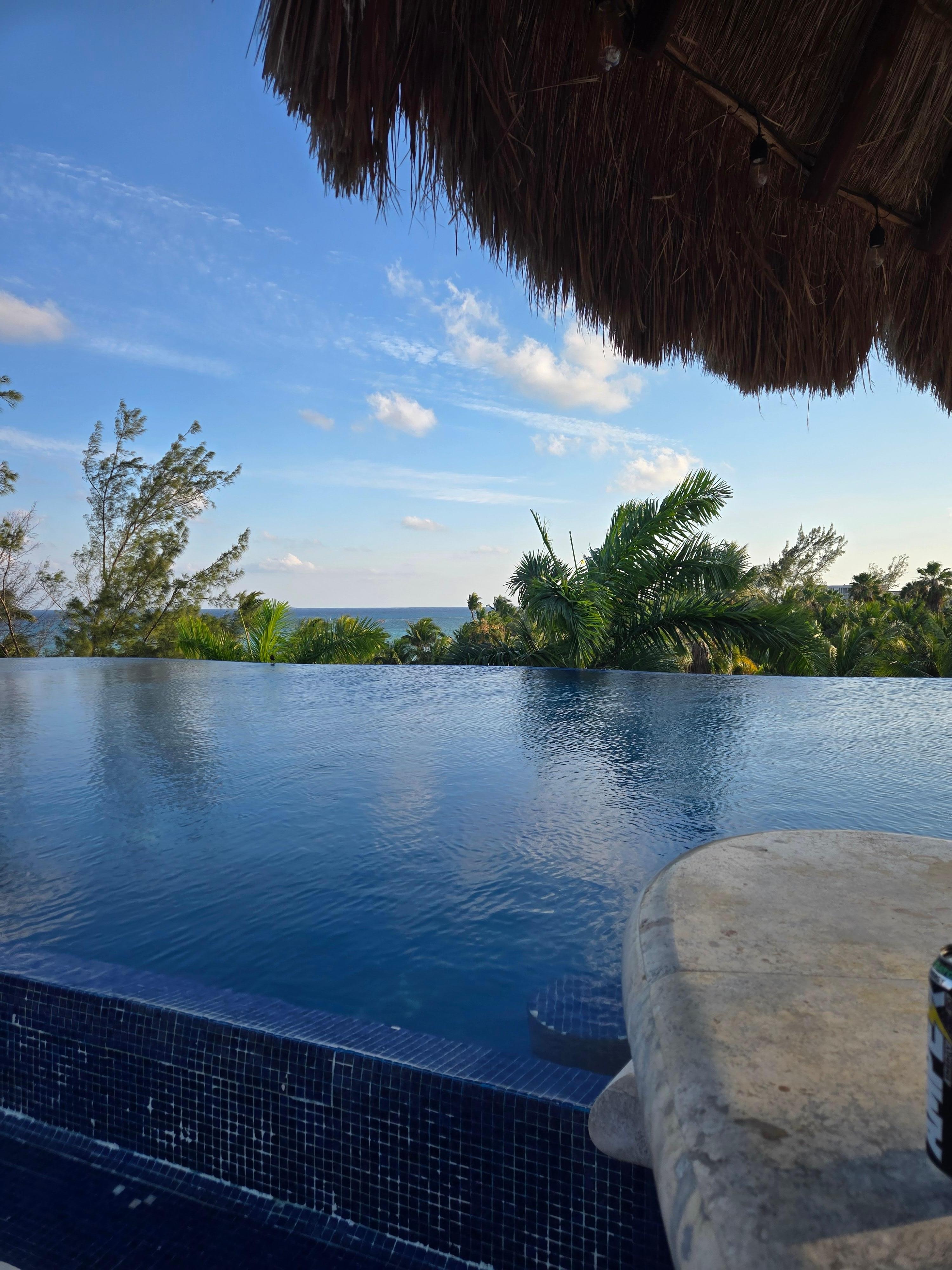 Rooftop infiniti edge pool