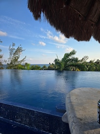 Rooftop infiniti edge pool