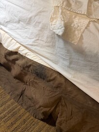 Look at this greasy stain on the skirting.