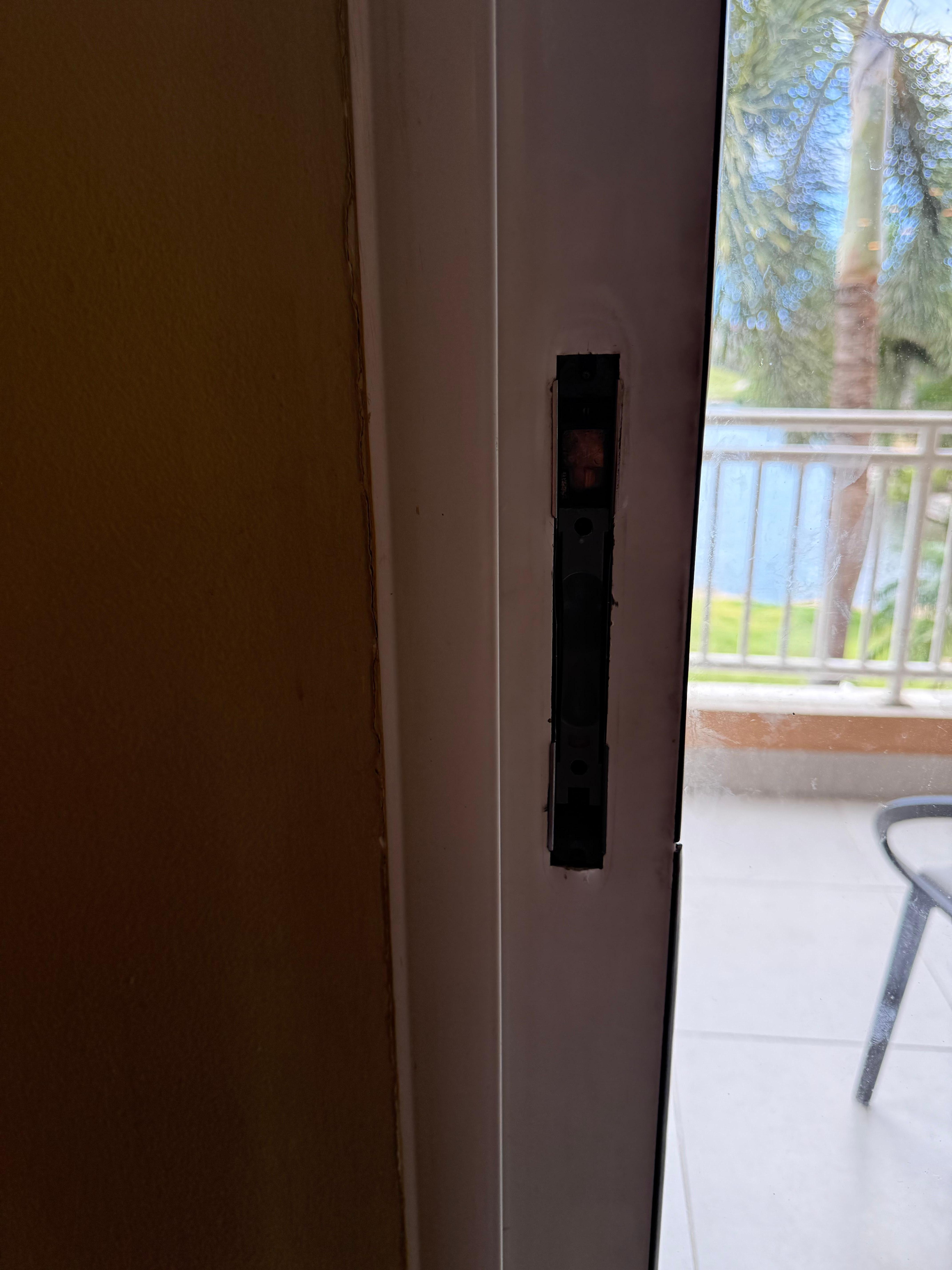 No door handle, child cut hand on door