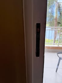 No door handle, child cut hand on door