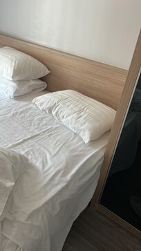 Showing how anyone sleeping in the right side of the bed could knock their head as that’s the fixed wardrobe.