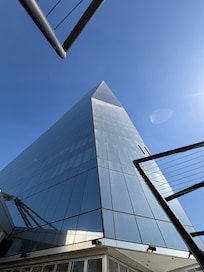 Vista struttura imponente dalla piscina