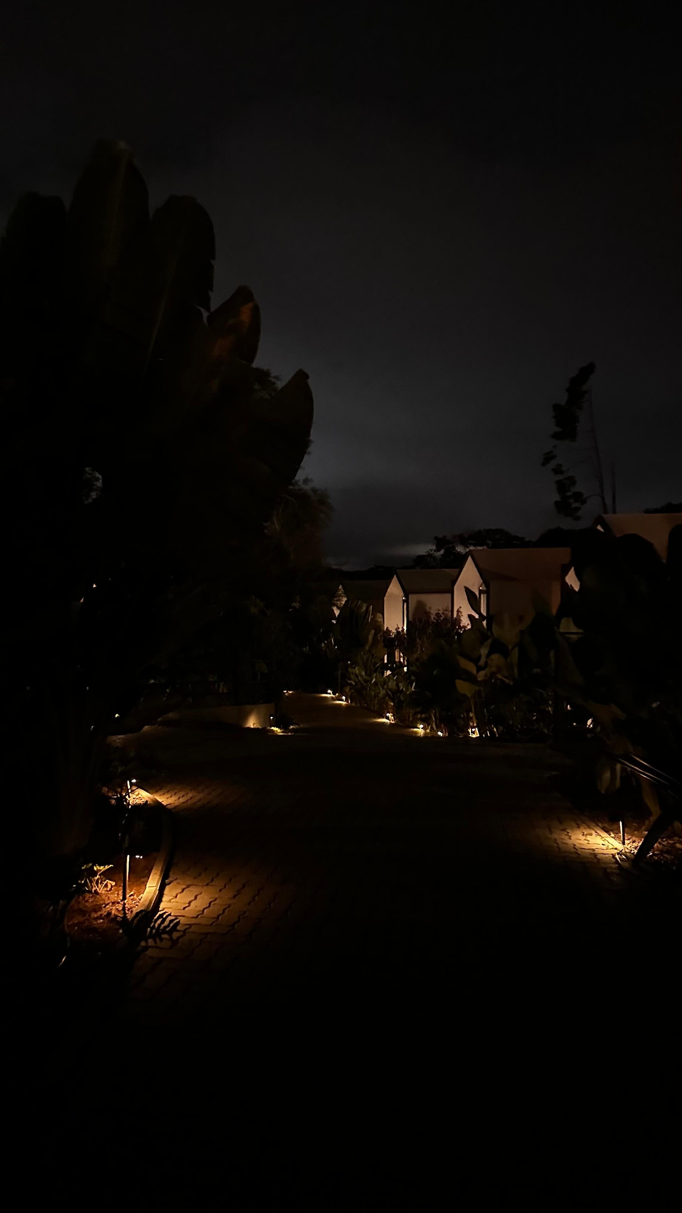 Trajeto noturno com pouca iluminação 