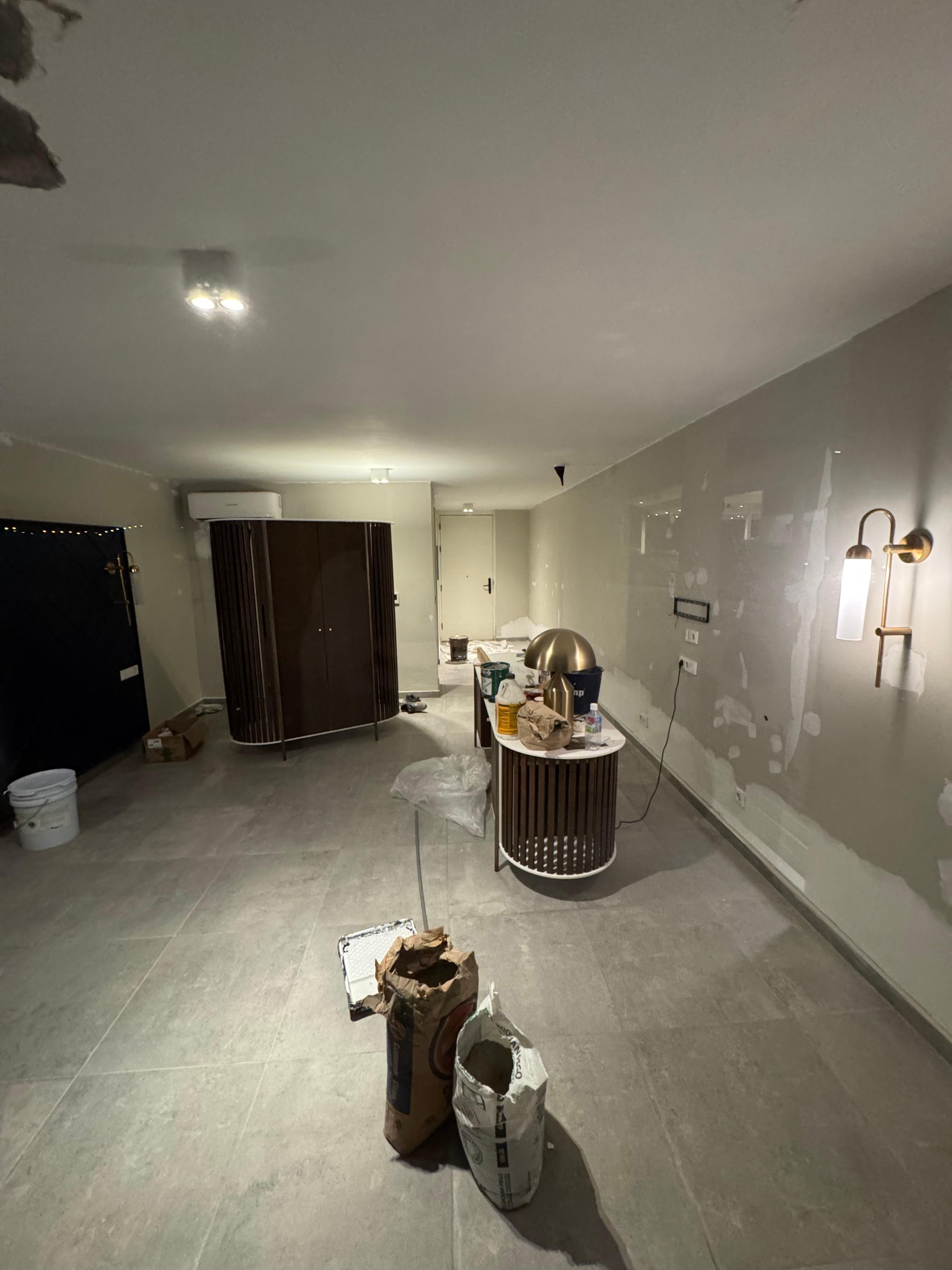 Overal zijn ze nog aan het klussen en aan het schilderen, wat een stank en lawaai’