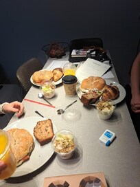 Morgenmaden kommer fra en nærliggende cafe.. Den kommer til tiden