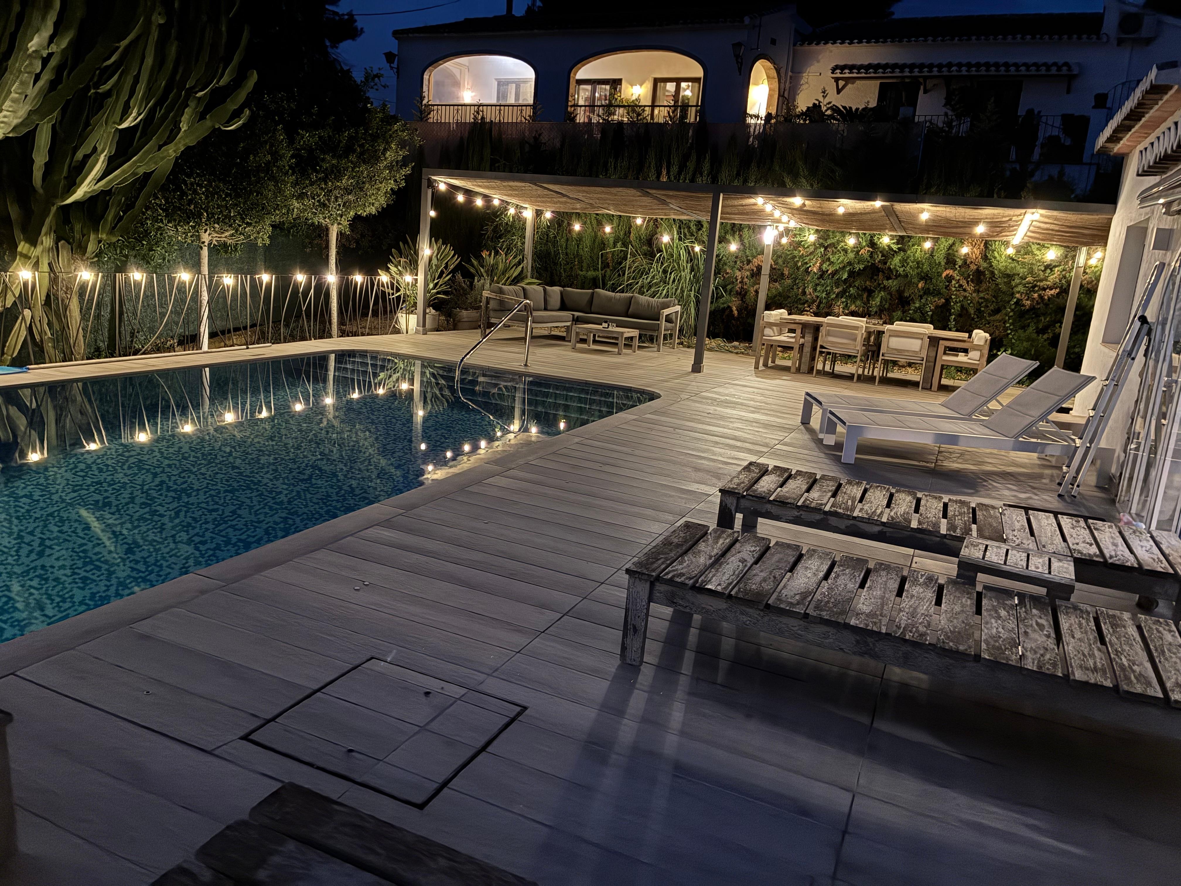 In de avond is het buiten sfeervol verlicht