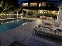 In de avond is het buiten sfeervol verlicht