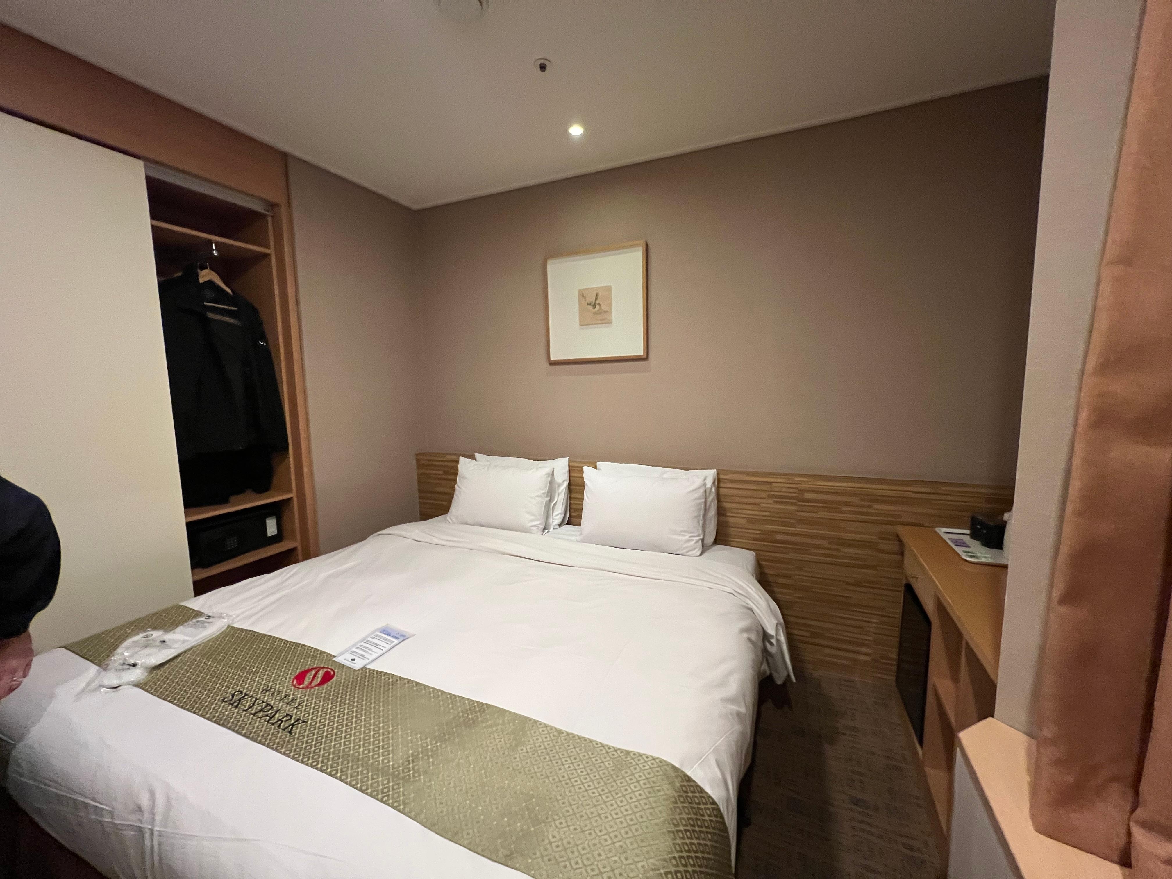 Skön säng med sköna kuddar. Dock ingen strömbrytare vid sängen, så man får gå upp och släcka utanför badrummet.