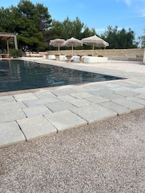 Pool mit Luftbetten und Schirmen