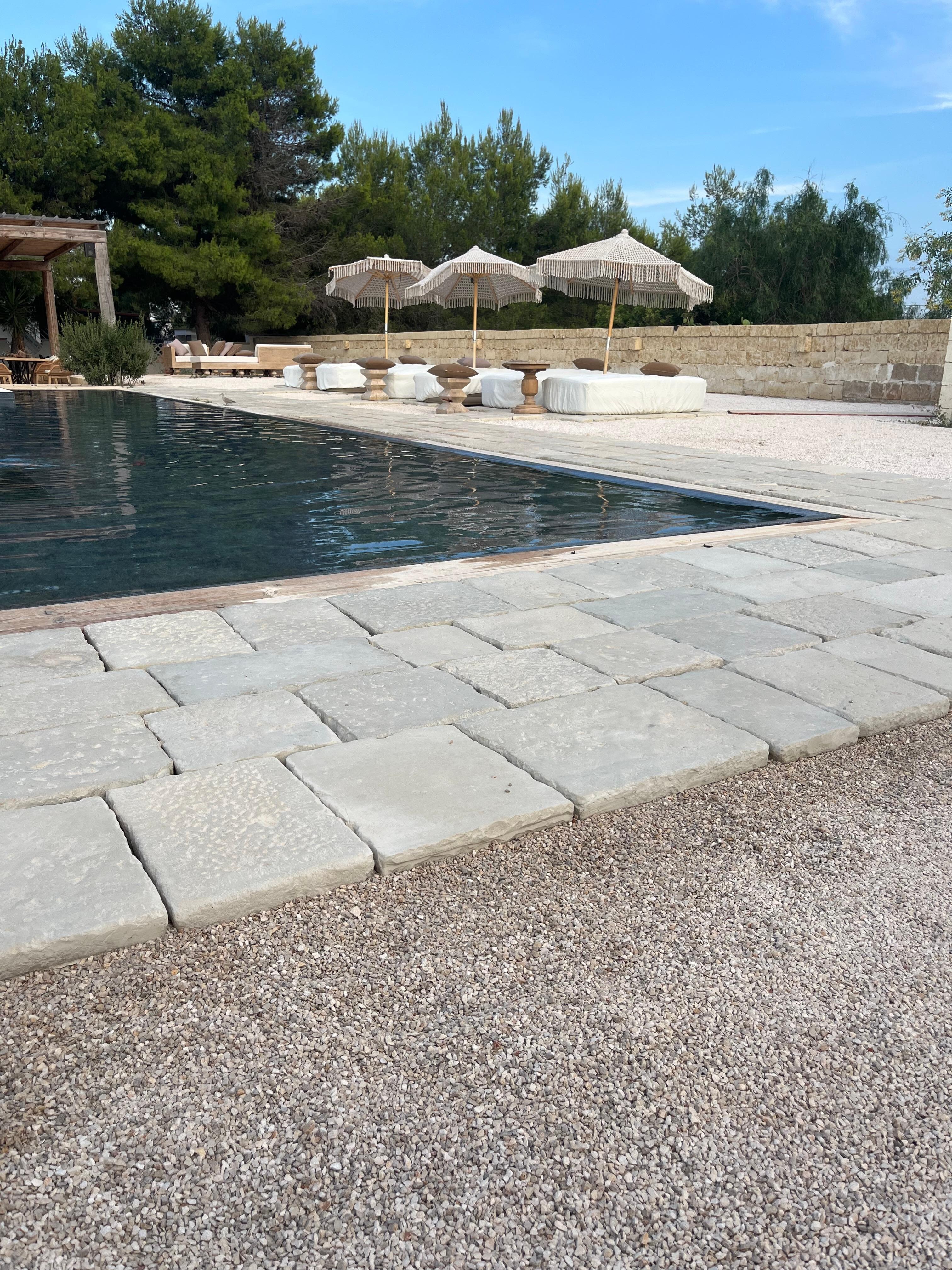 Pool mit Luftbetten und Schirmen