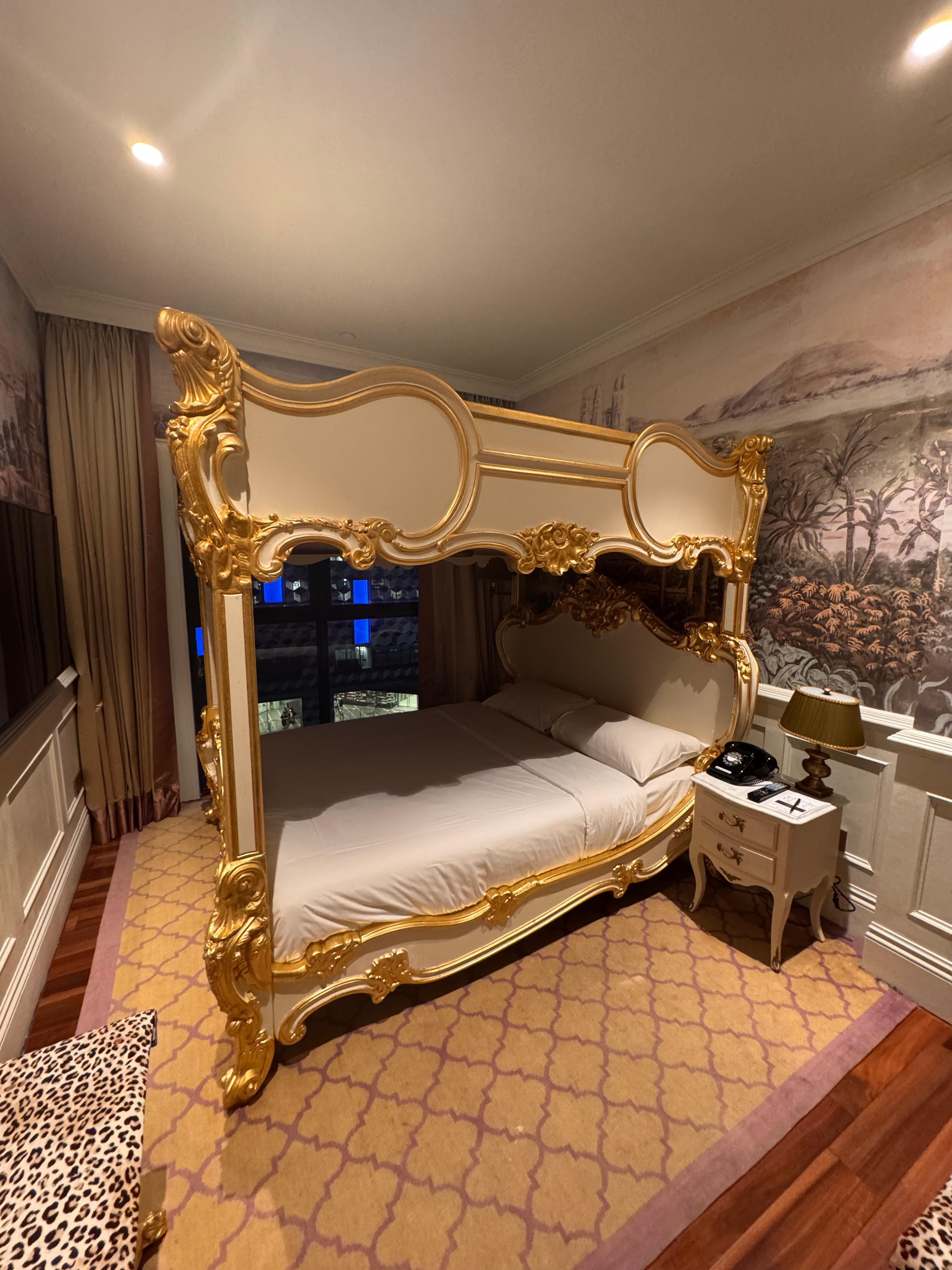 ダブルの2段ベッド
手前にカウンターテーブルあり。