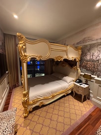 ダブルの2段ベッド
手前にカウンターテーブルあり。