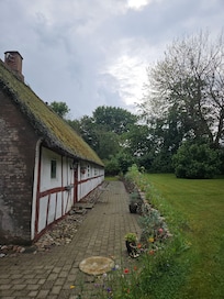 Seitliche Rückansicht vom Haupthaus neben der Ferienwohnung
