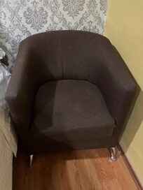 Manchado, sucio, y apestaba este sillón ..