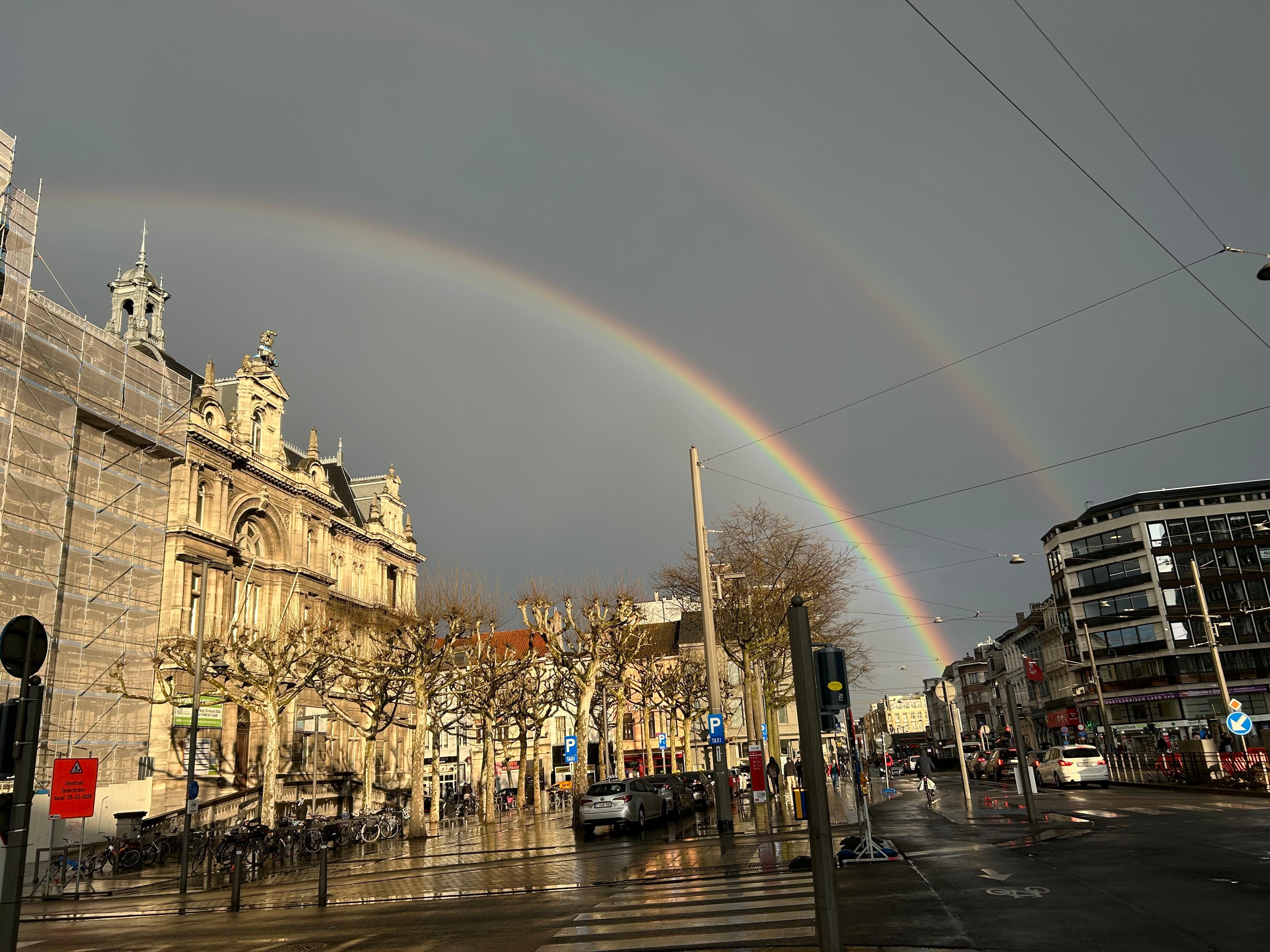 ホテル近くから、雨上がりにDouble rainbowが見えました。