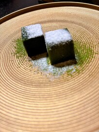 食事の最後にいただいたお茶の生チョコ。
お茶の苦味と生チョコの風味が絶妙。
