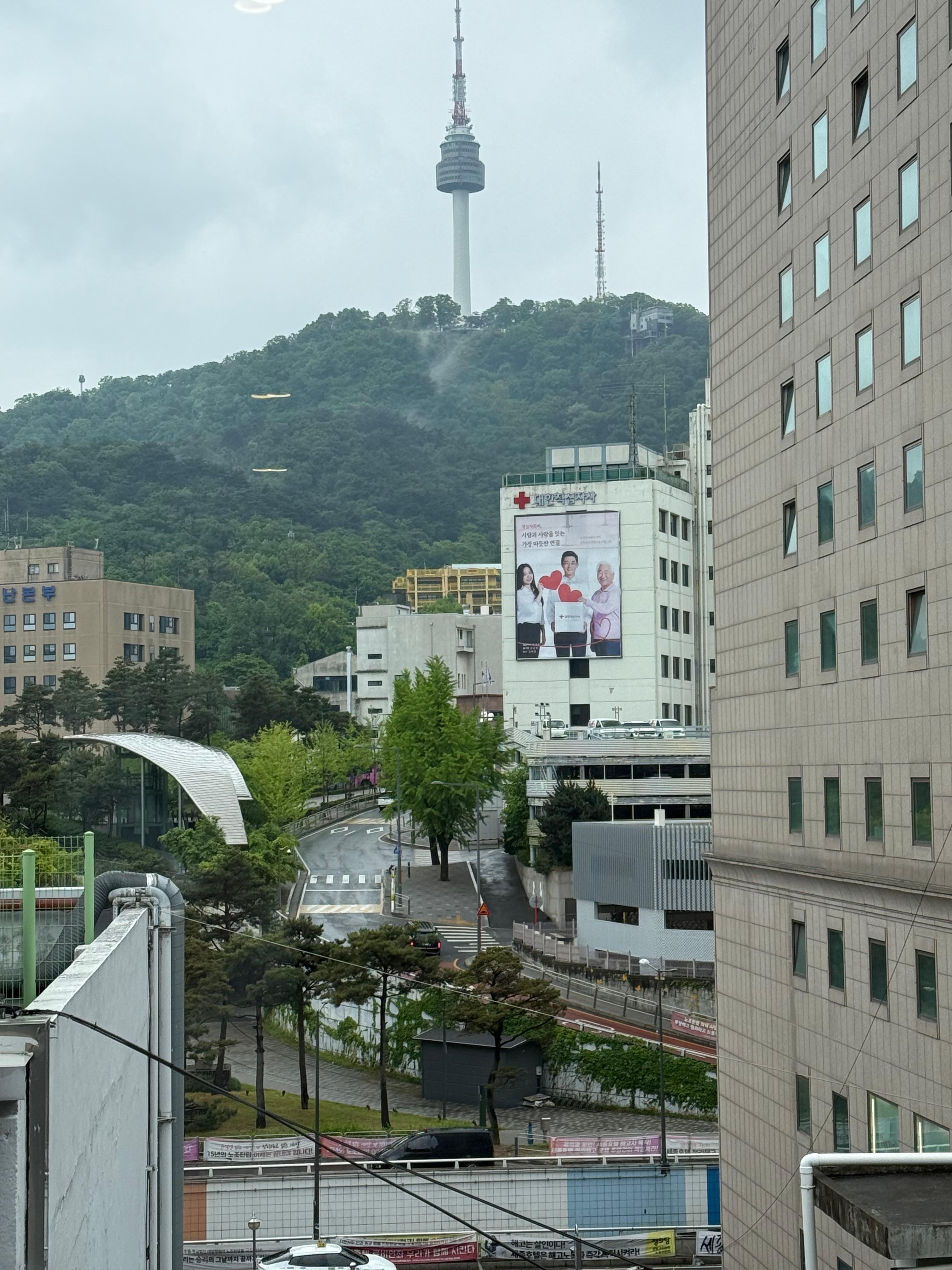 ホテルから有名なタワー見る風景