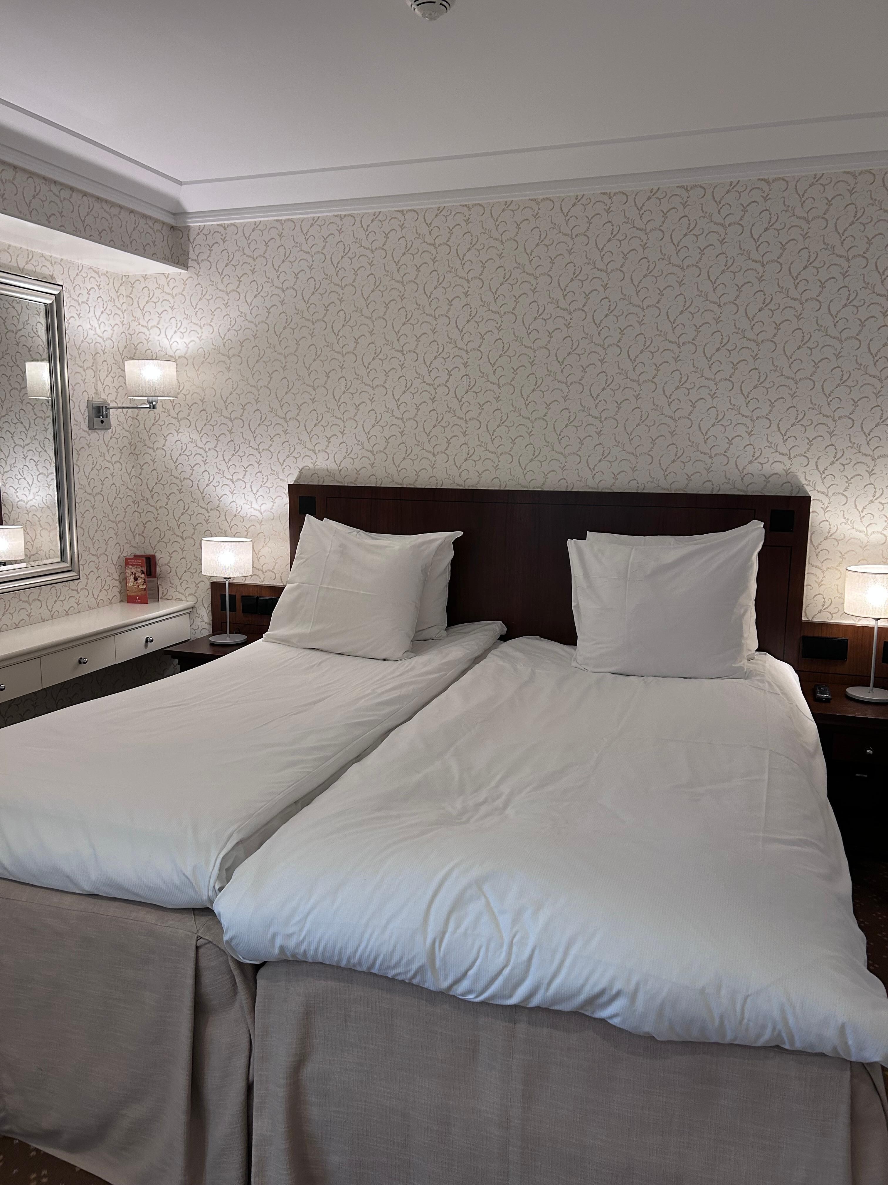 Double bed. Separate duvet covers were a bit annoying. 