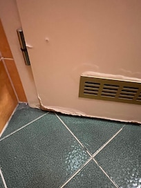 Bagno anni 80 da rivedere in generale, e il legno della porta del bagno era umida e marcia. Assurdo.