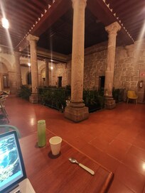 Area comun con mesas y sillas para trabajar