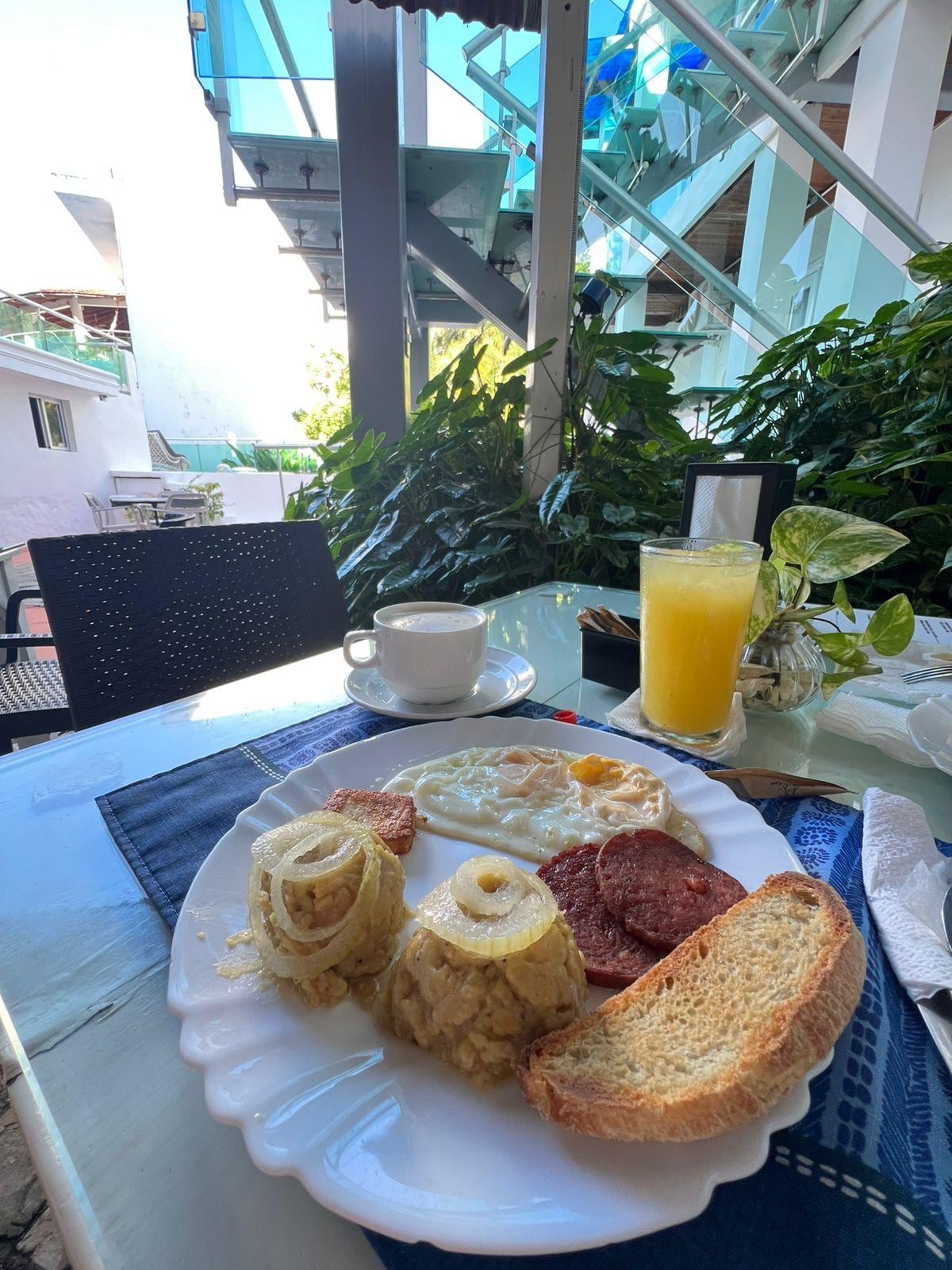 Desayuno mangú, recomendado.