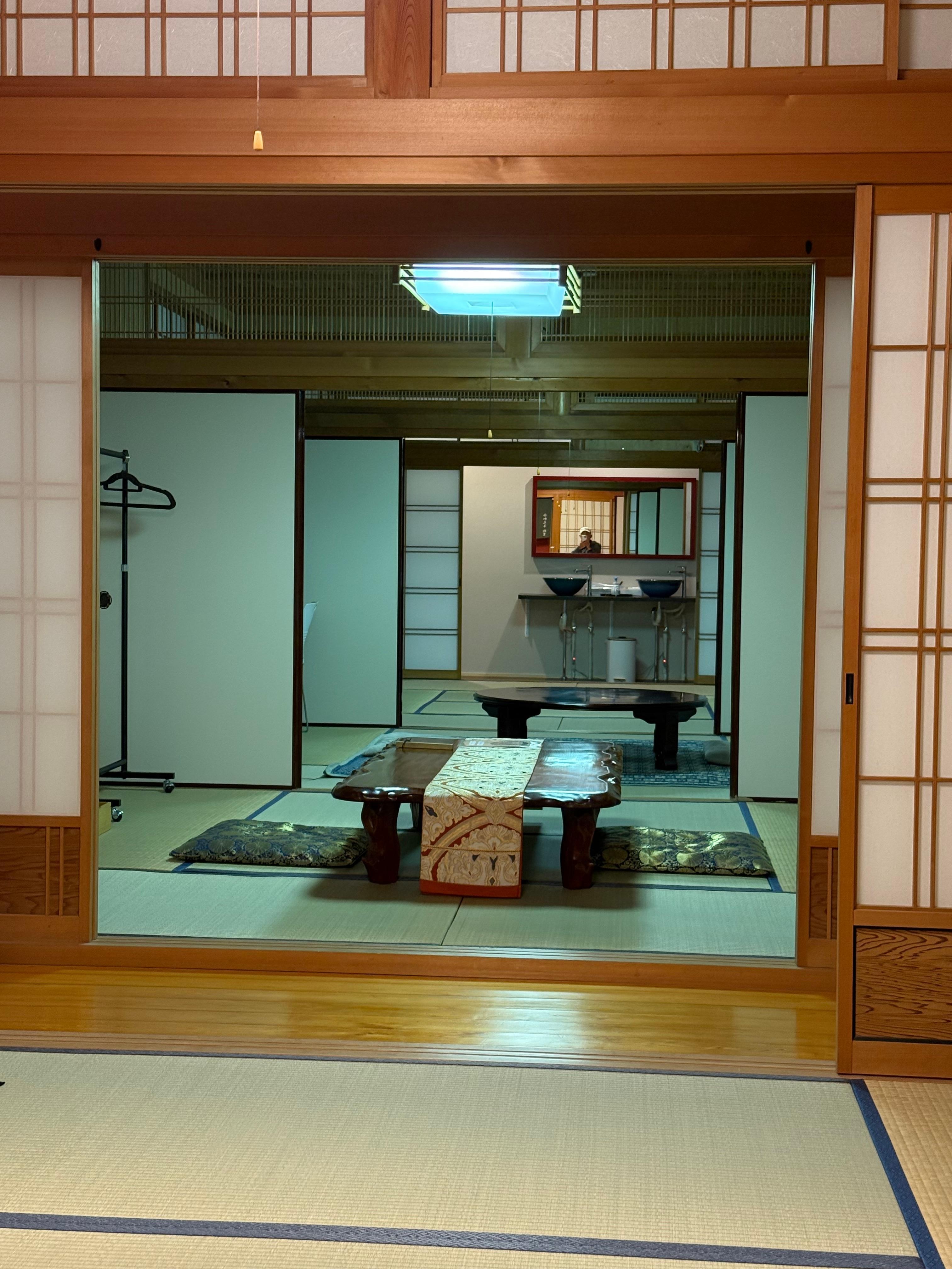 ツインの部屋からは、和室を４部屋通ってトイレに行きます