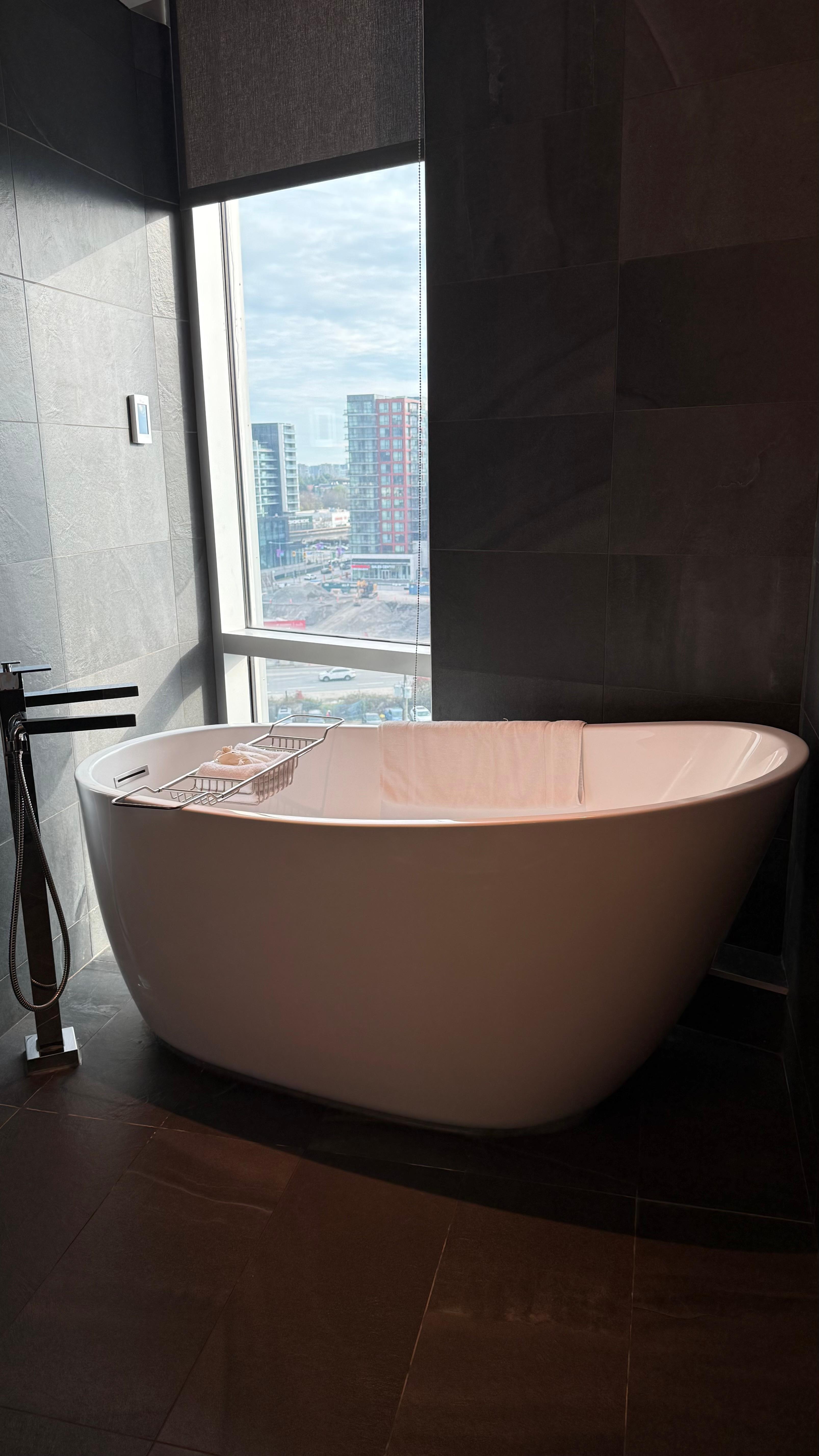 Luxury bath tub