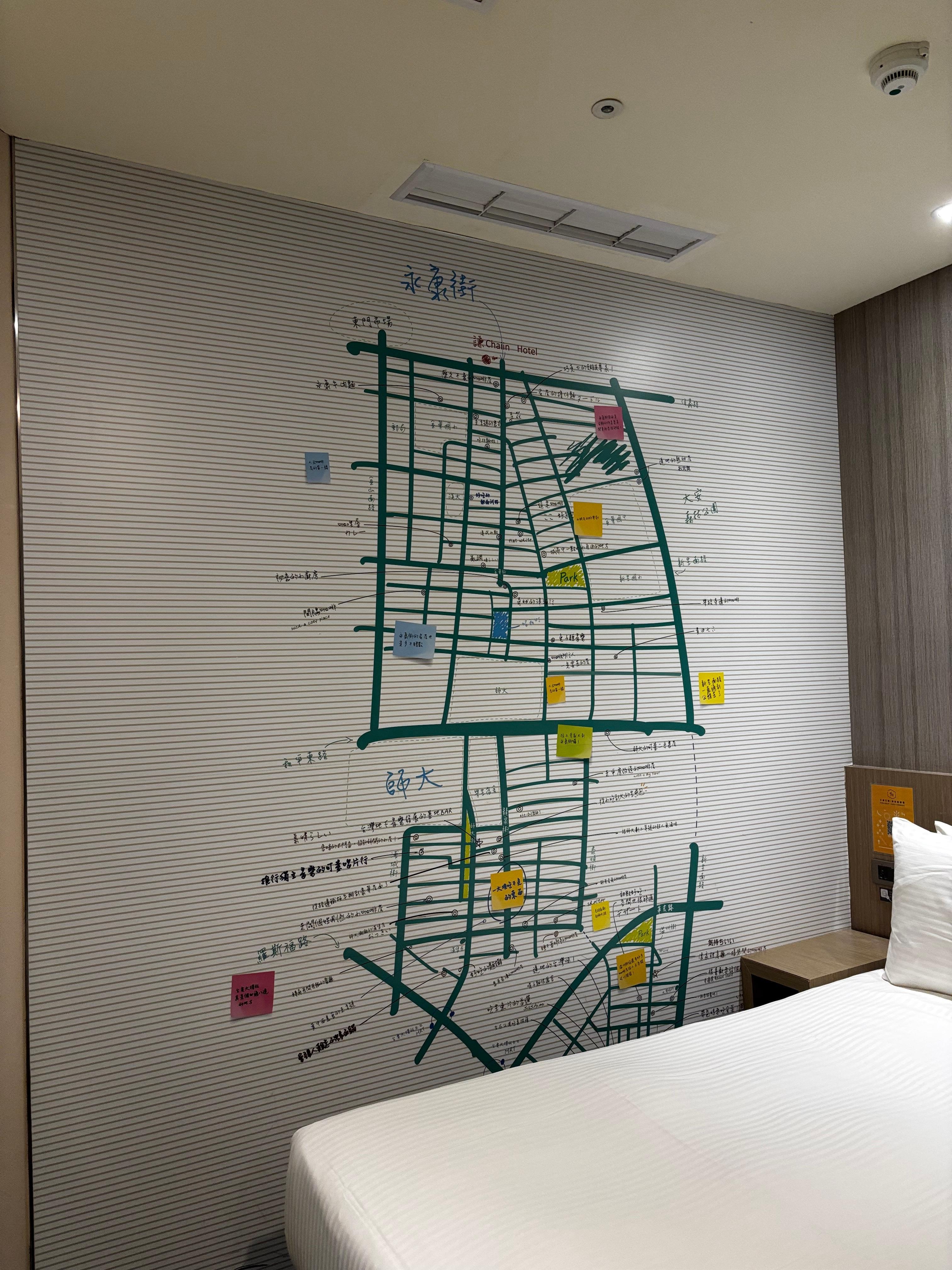 部屋の壁には付近の地図が描かれてました