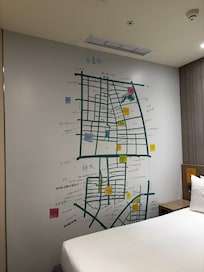 部屋の壁には付近の地図が描かれてました