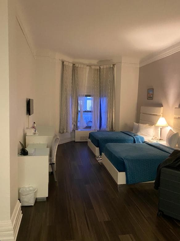 Those high ceilings! And the famous opening windows.