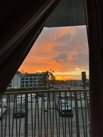 Ausblick aus dem Zimmer. Nachts durchaus laut, mit Ohropax geht es.