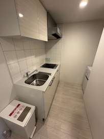 お皿(大、中、小)お茶碗、コップあり。食器洗いスポンジ、食器洗い洗剤、ハサミ、包丁あり。
サランラップや、キッチンペーパーあれば尚、良い