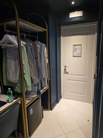 Open closer in the entry