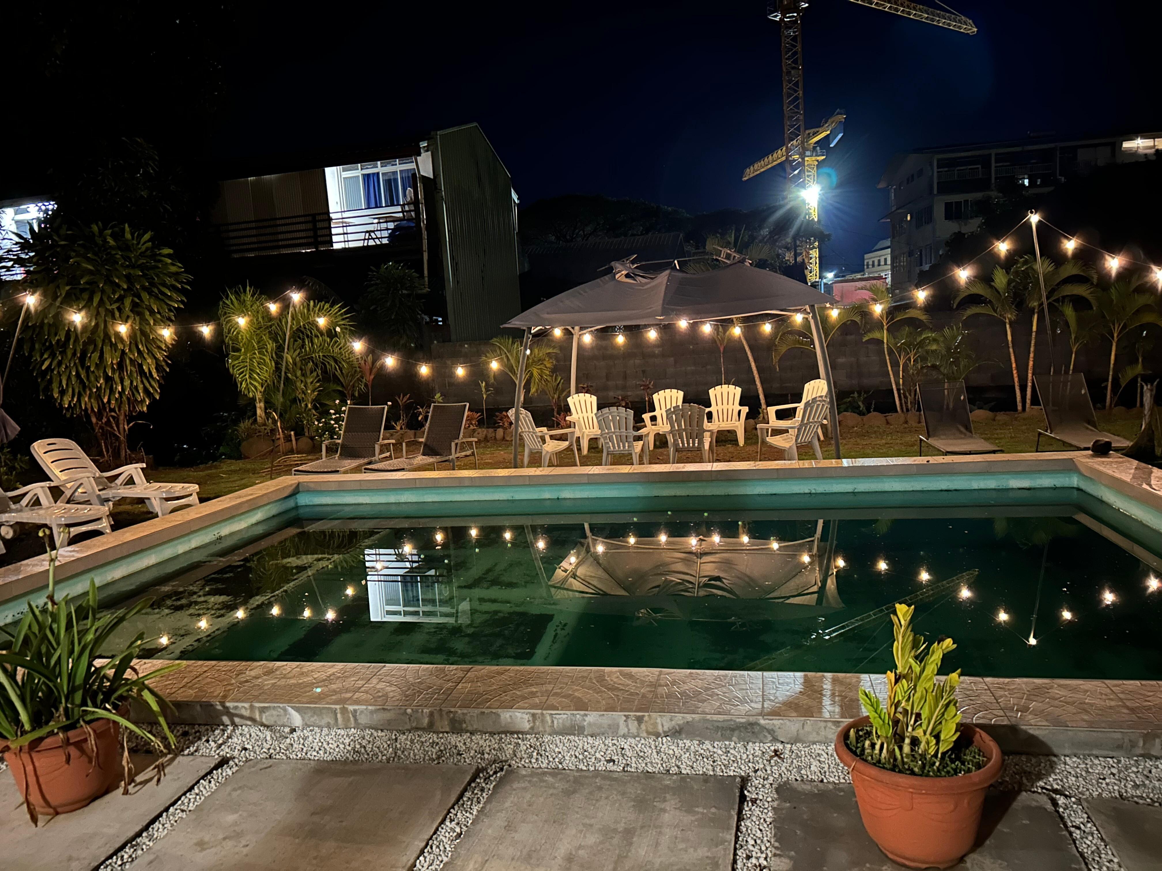 Devant la piscine, non utilisée, pas assez de temps sur place