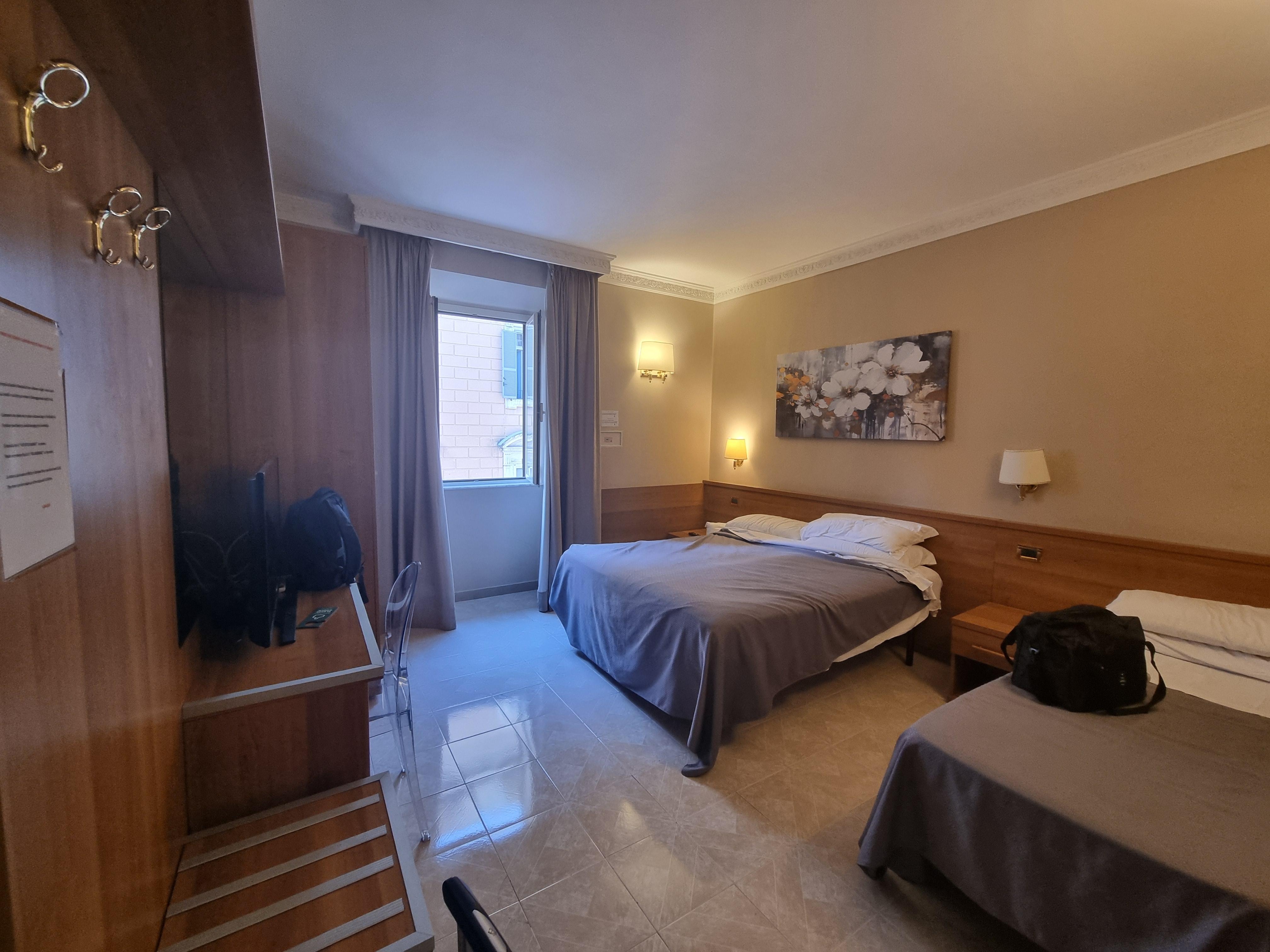 Fenêtre donnant sur la rue avec vis à vis direct, et environnement bruyant