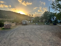 Blick auf Haus und Terrasse bei Sonnenuntergang