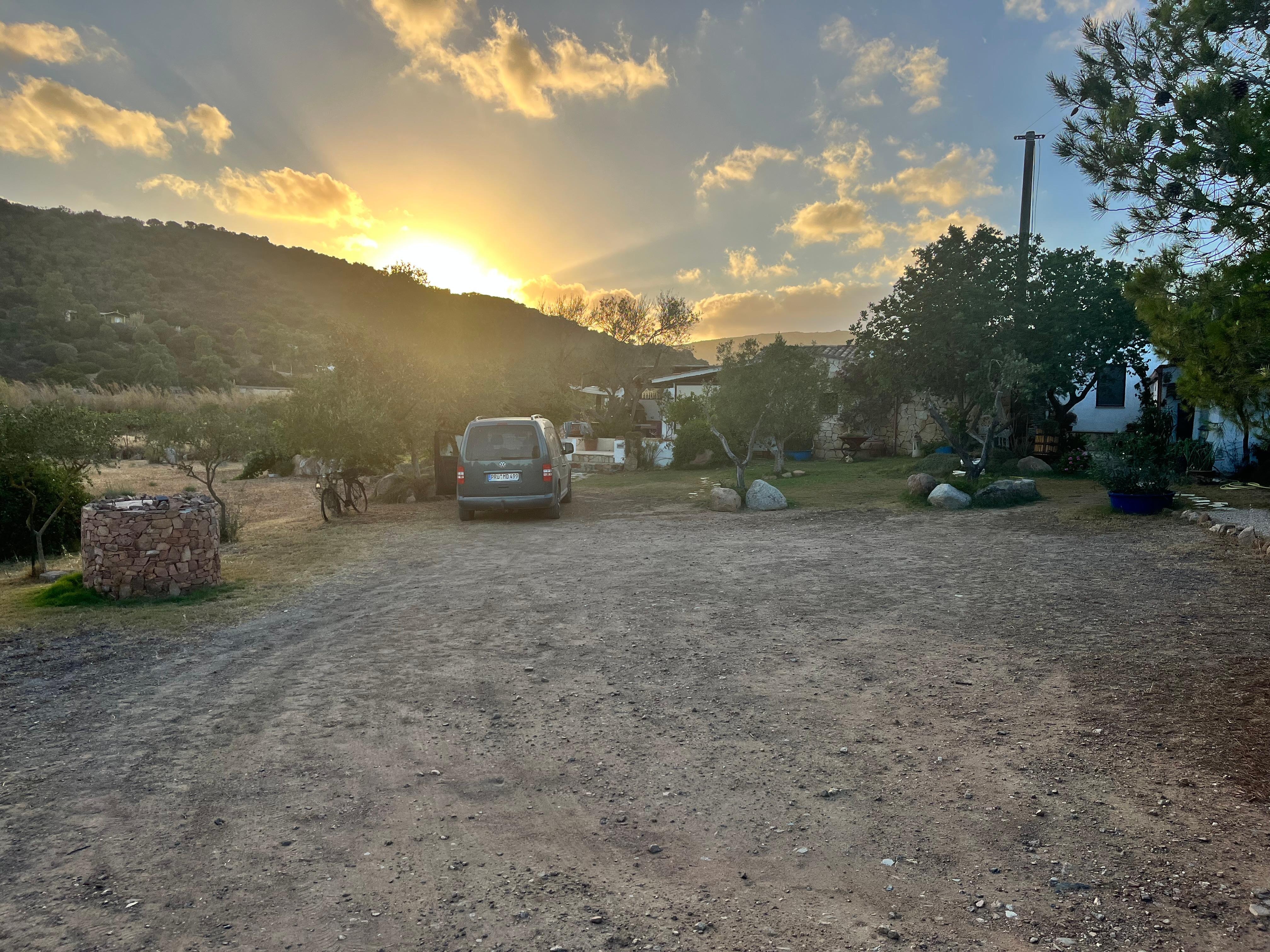 Blick auf Haus und Terrasse bei Sonnenuntergang