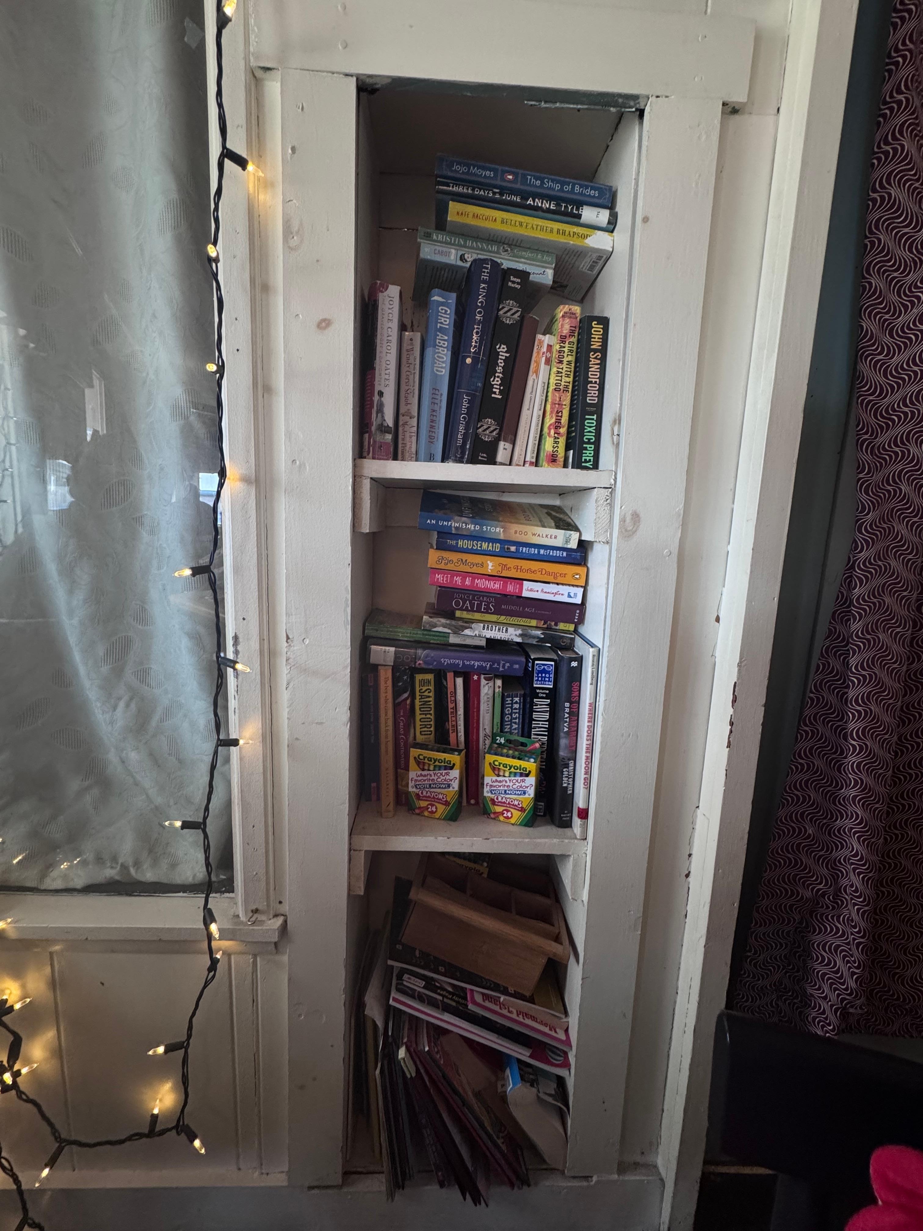 Cute bookshelf spotted in the cafe!