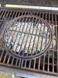 Es waren zwei Grills da,beide verdreckt und verrostet.
Das Kohlesieb durch gerostet