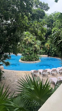 Piscina de agua dulce con masaje