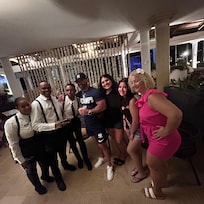 Con los chicos de la barra del lobby Yordani Kathering y Jhonni D el mejor