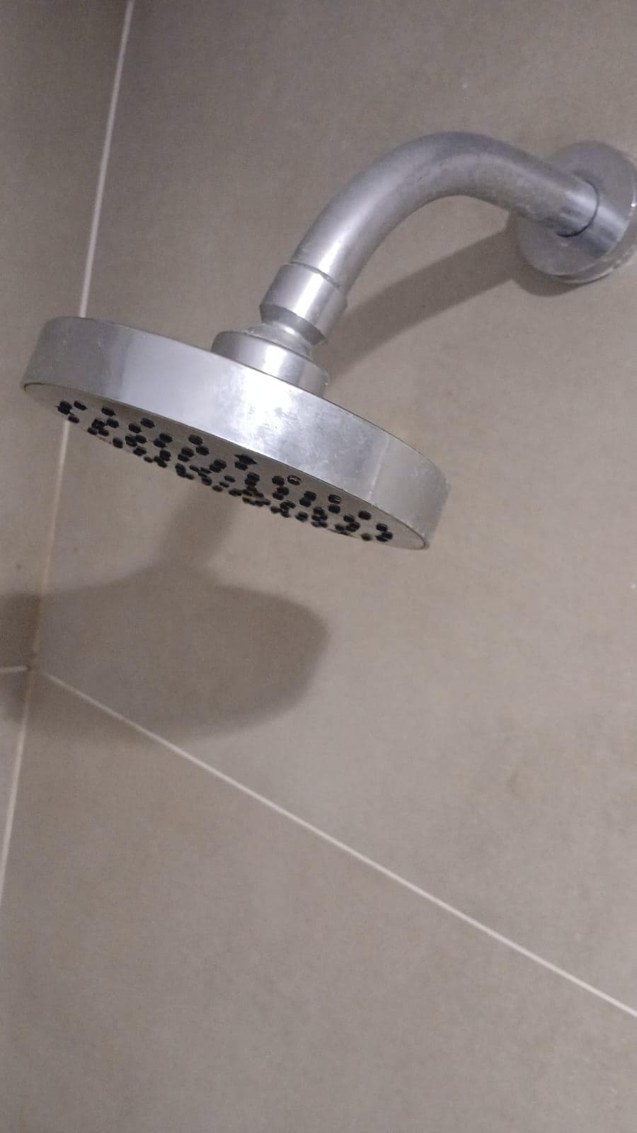 chiuveiro que vaza por cima