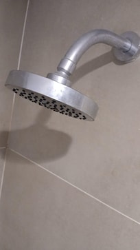 chiuveiro que vaza por cima