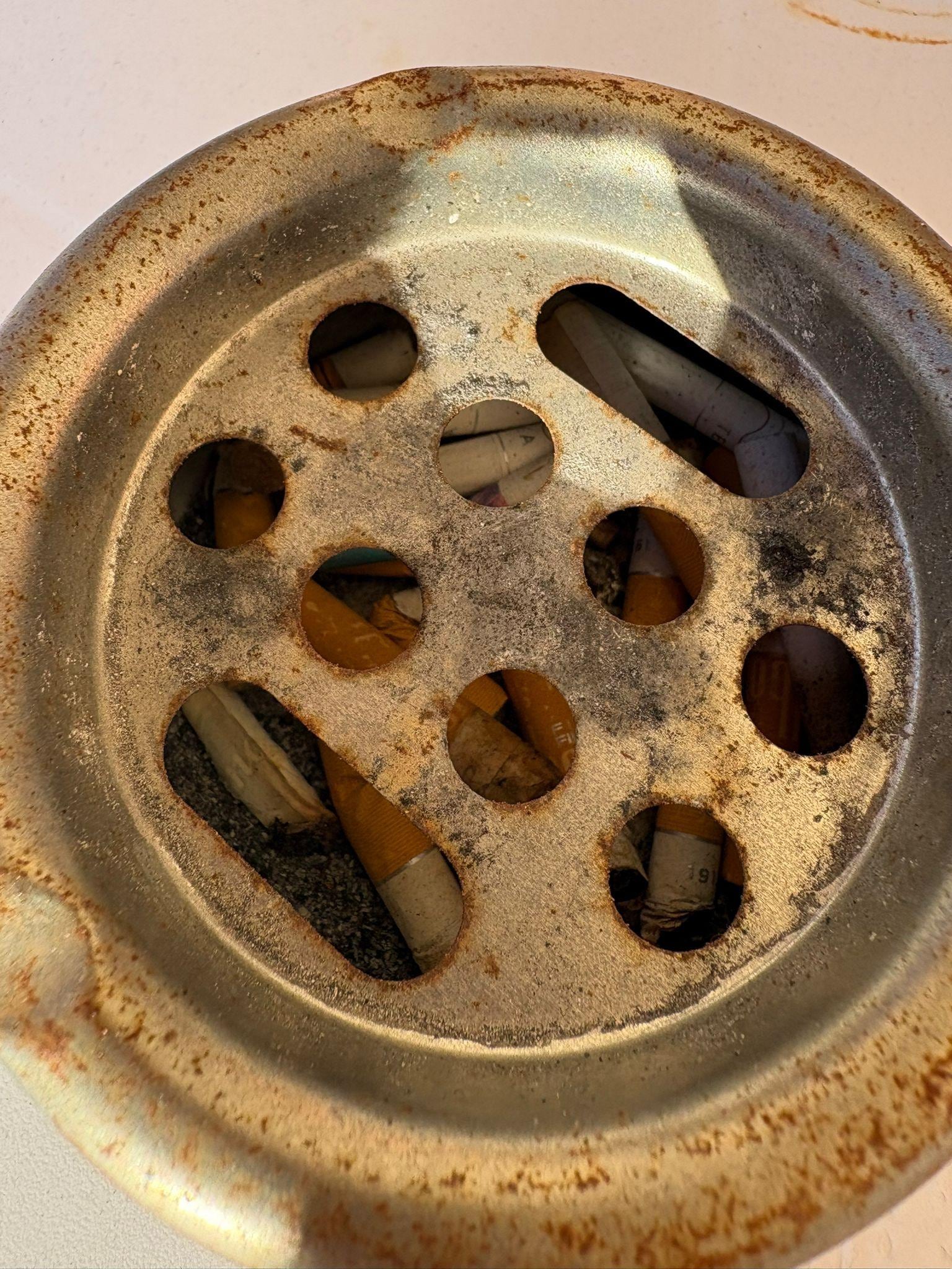 Aschenbecher auf dem Balkon wurde nicht geleert bevor wir ankamen 