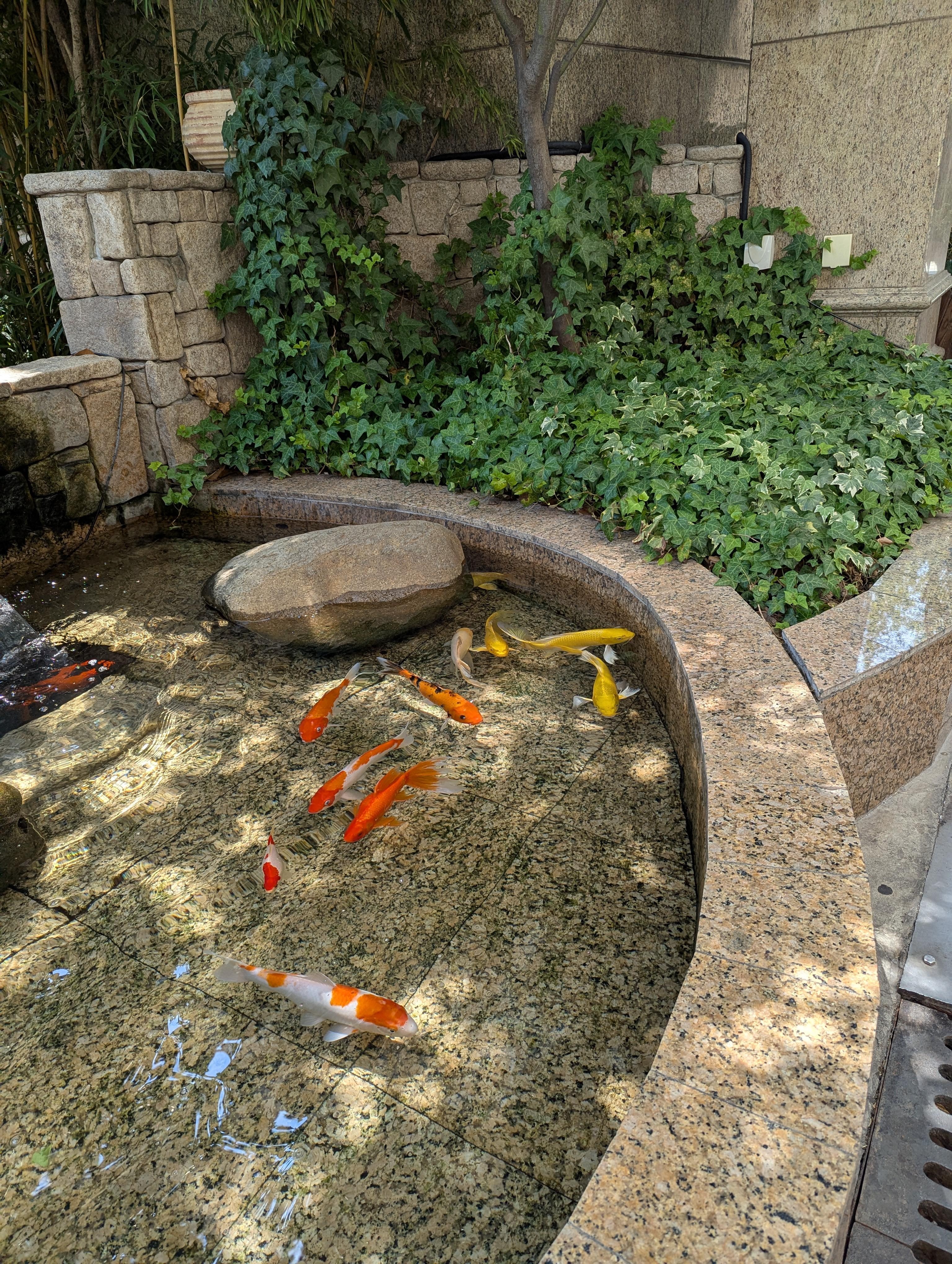 Rett utenfor døren. Gir fred i kroppen 😉