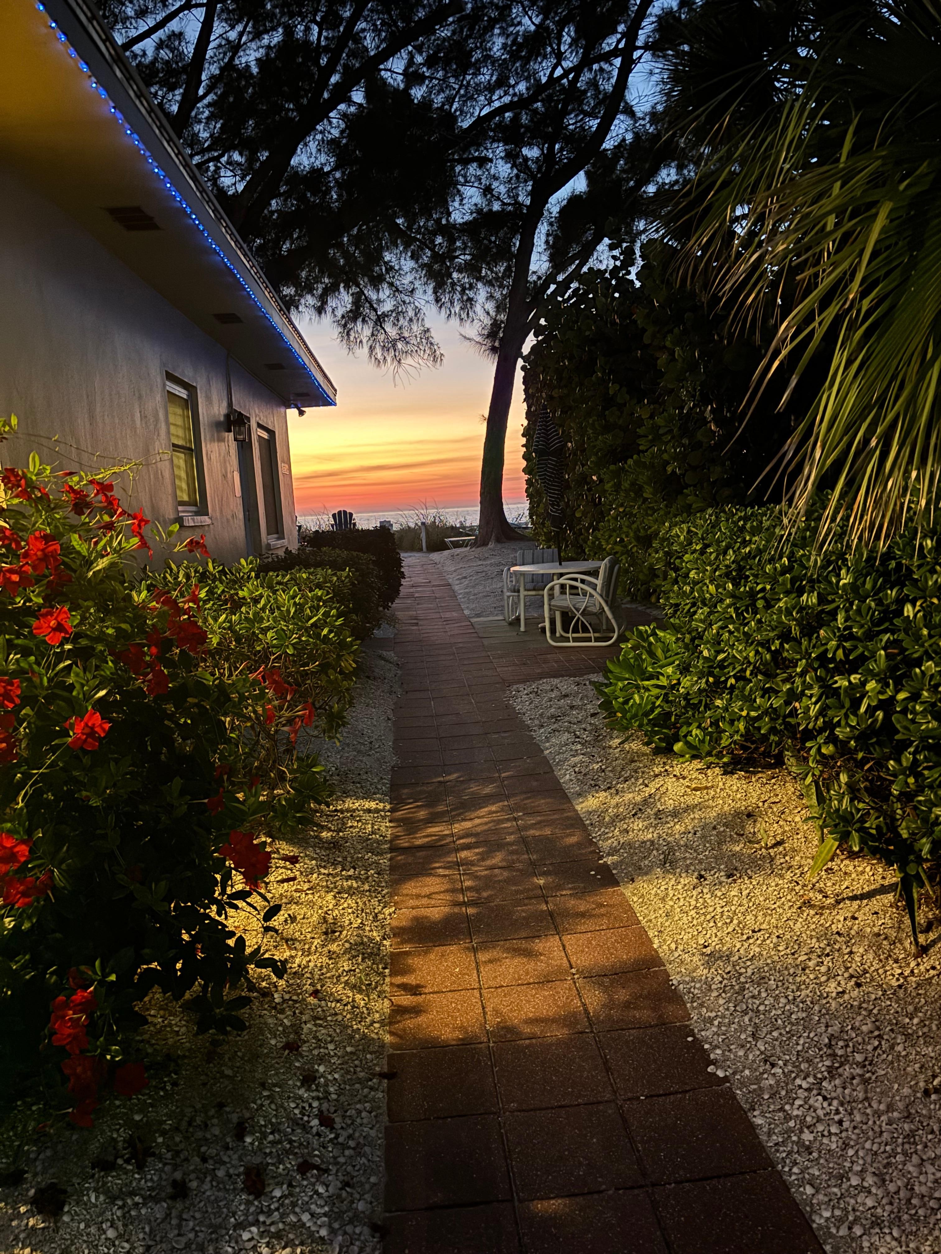 Walkway to the beach 