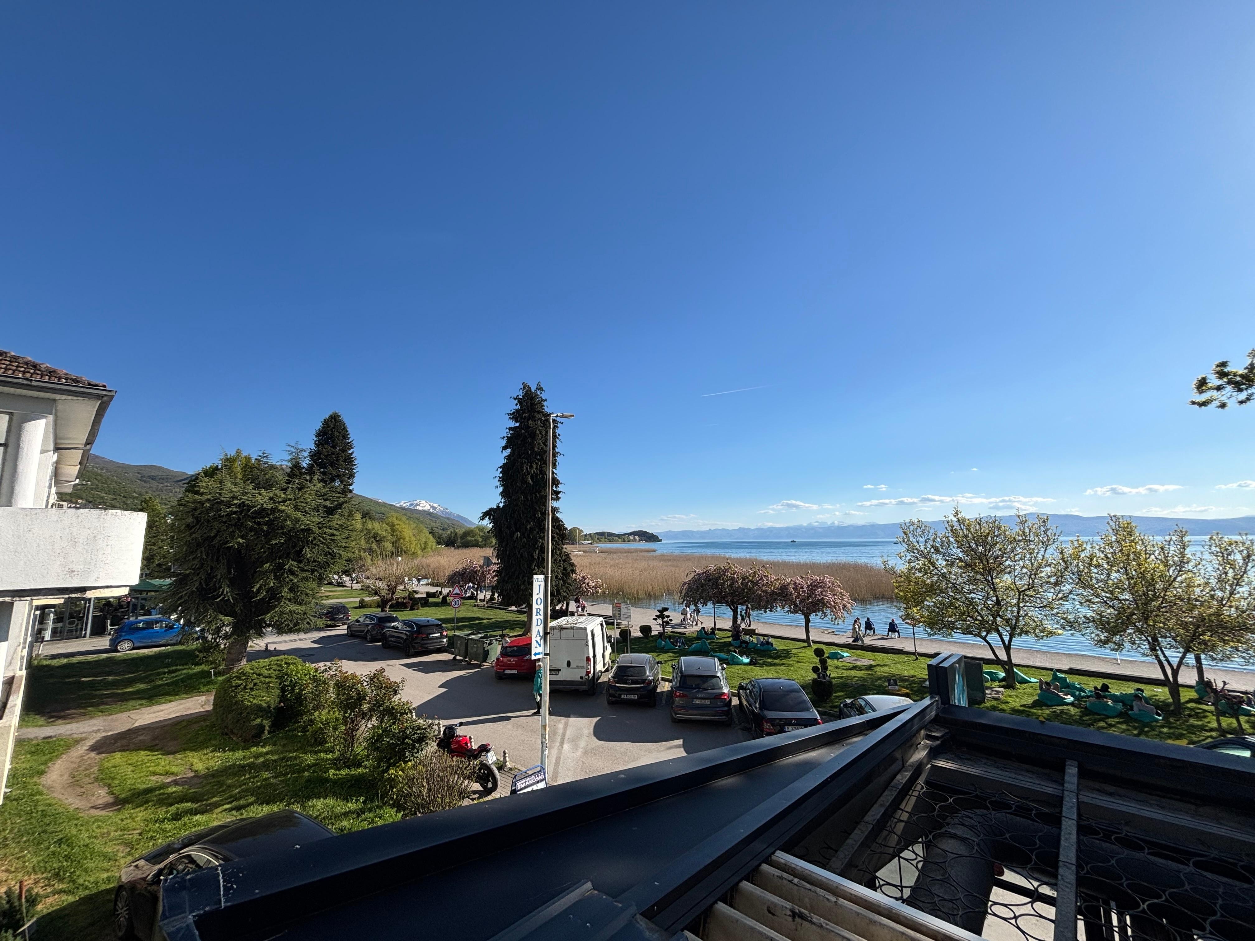 Utsikten från balkongen på första våningen 