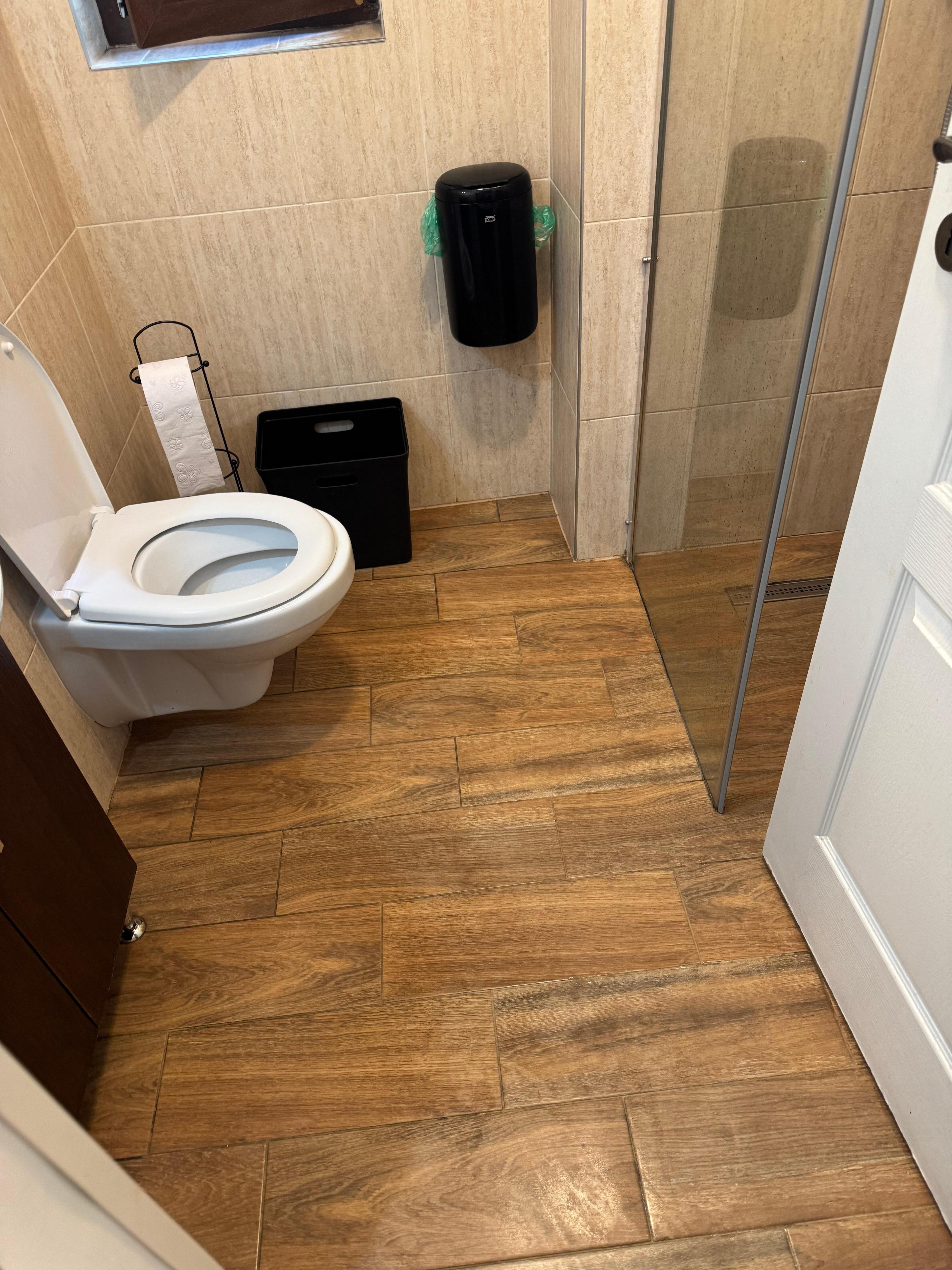 Regadera que dejaba todo el baño empapado