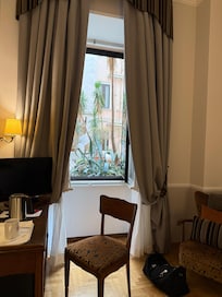 Bildet fra hotell rommet, romslig rom og bad.